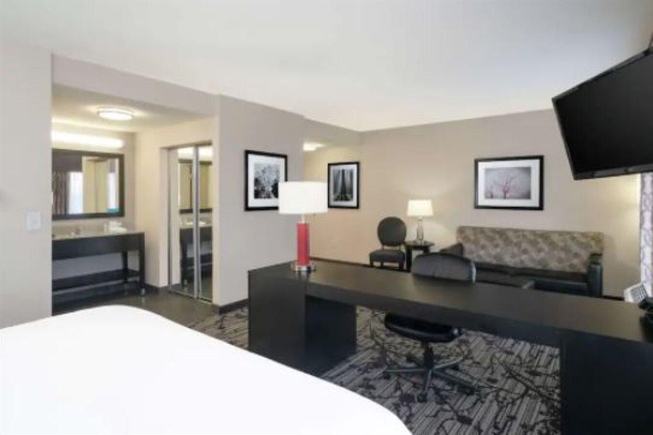 Hampton Inn And Suites Roanoke Airport/Valley View Mall Экстерьер фото