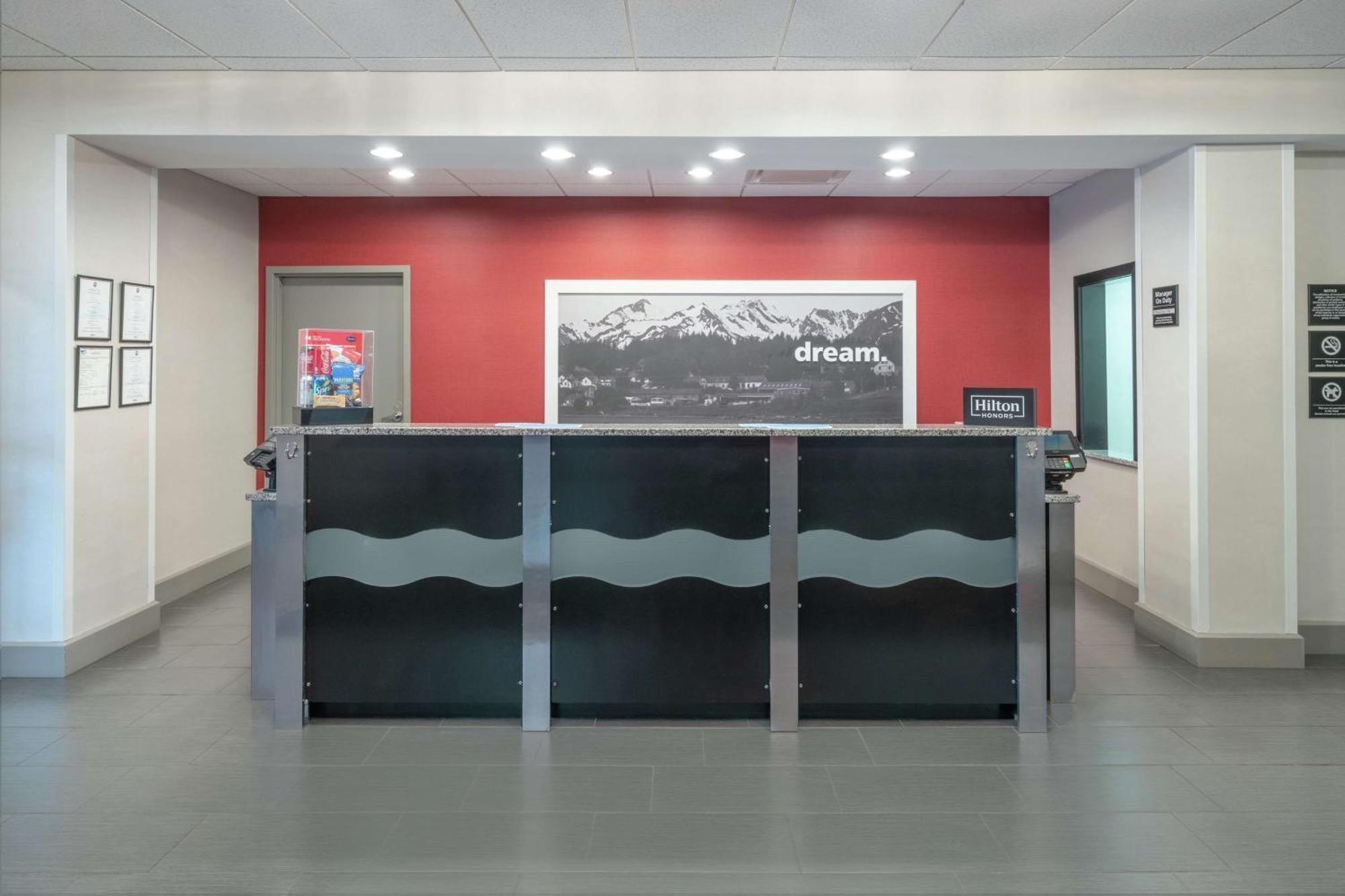 Hampton Inn And Suites Roanoke Airport/Valley View Mall Экстерьер фото